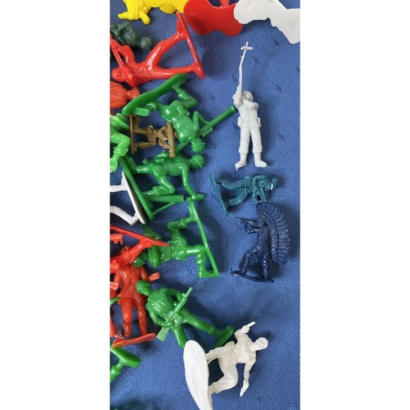 Lot Of 160 Plastic Indians Cowboys Pirates Military Frontiersmen - Picture 2 of 6